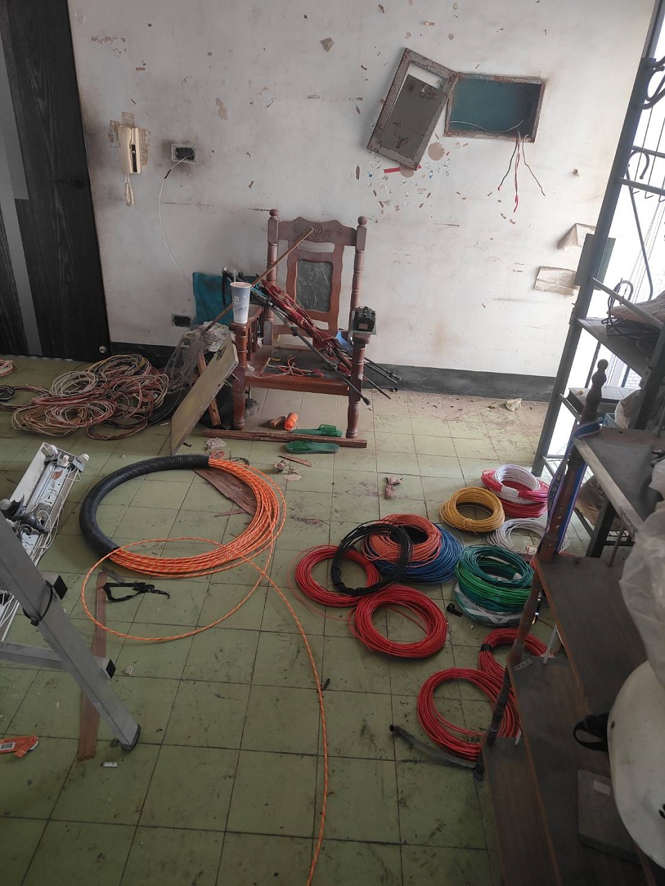 高雄鼓山水電工程-抽換電線